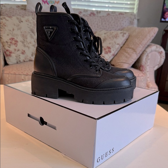 Guess Women's Black Lace-Up Combat Boots sz 9…with Box - Picture 2 of 10